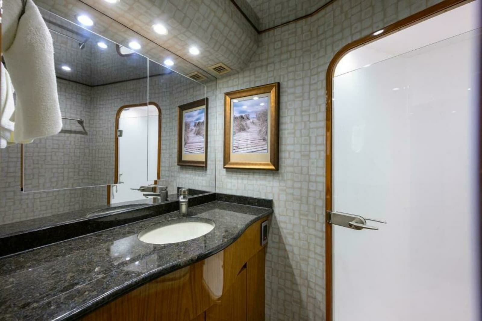 2013 Viking 82 Convertible - Photo 20