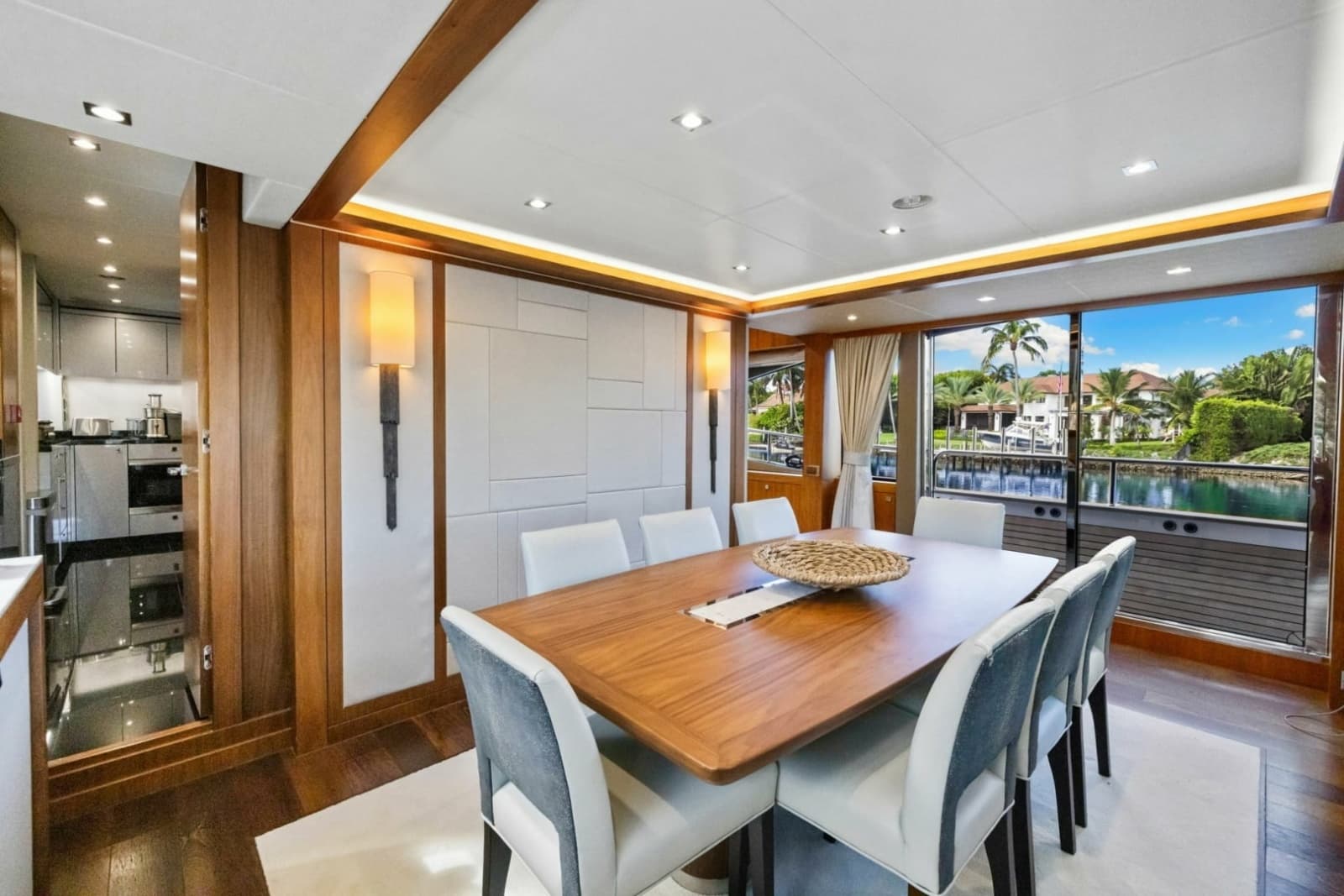 2018 Sunseeker 95 Motoryacht - Photo 6