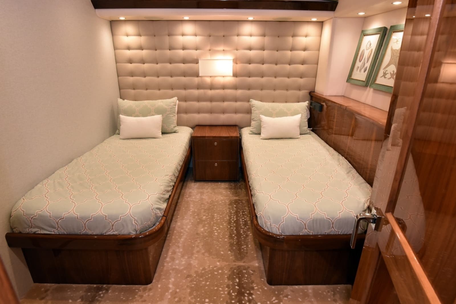 2019 Viking 80 Skybridge - Photo 91