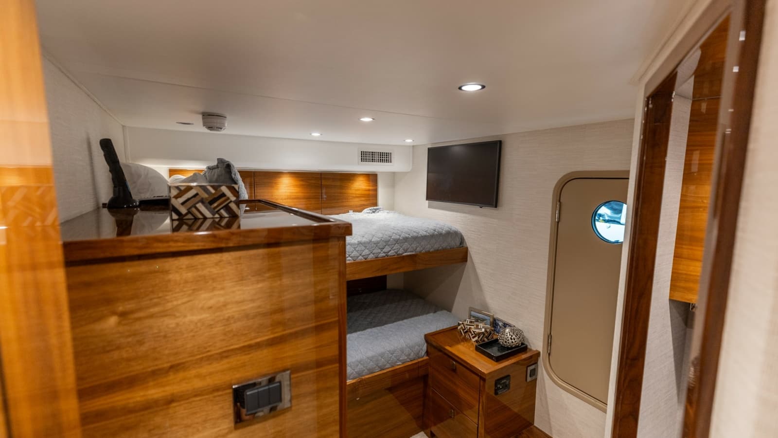 2025 Viking 74 Convertible - Photo 33