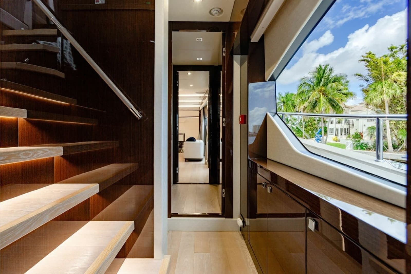 2019 Sunseeker 95 Motor Yacht - Photo 40