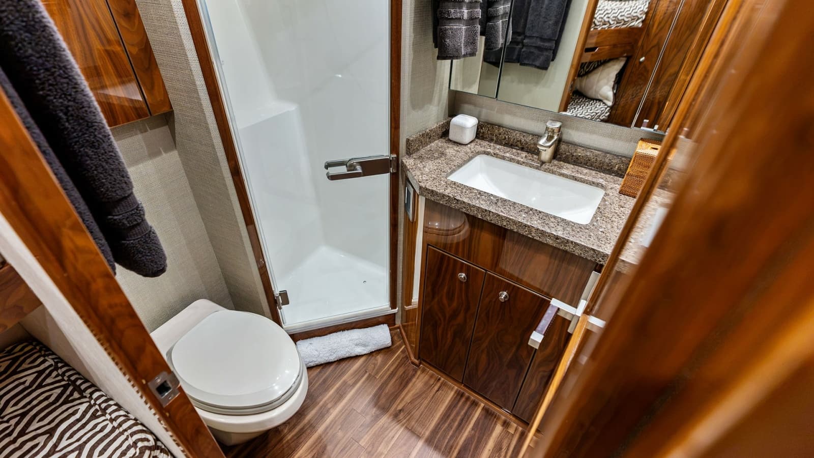2017 Viking 80 Convertible - Photo 32