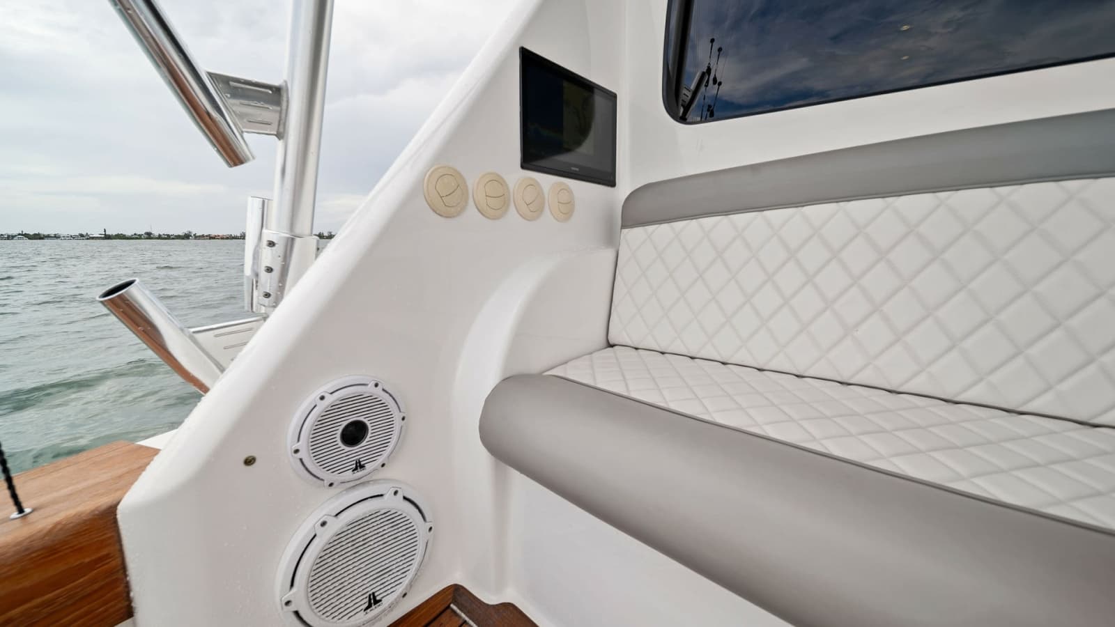 2015 Viking 55 Convertible - Photo 17