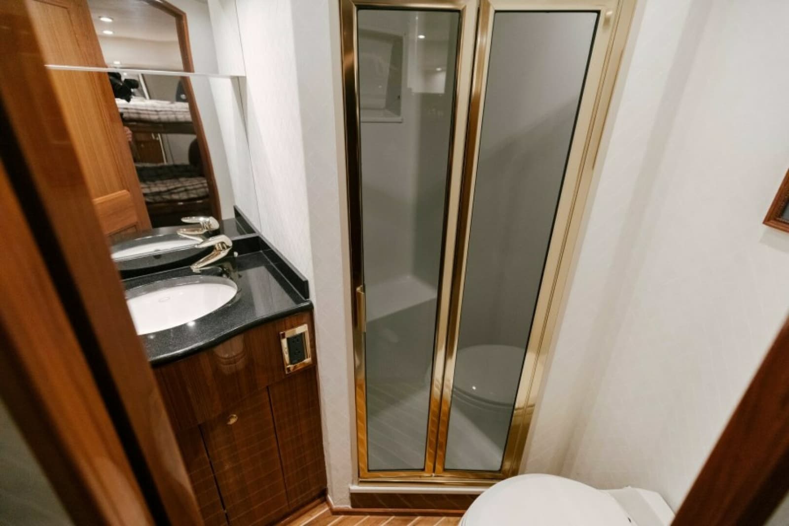 2006 Viking 74 Enclosed Bridge - Photo 36
