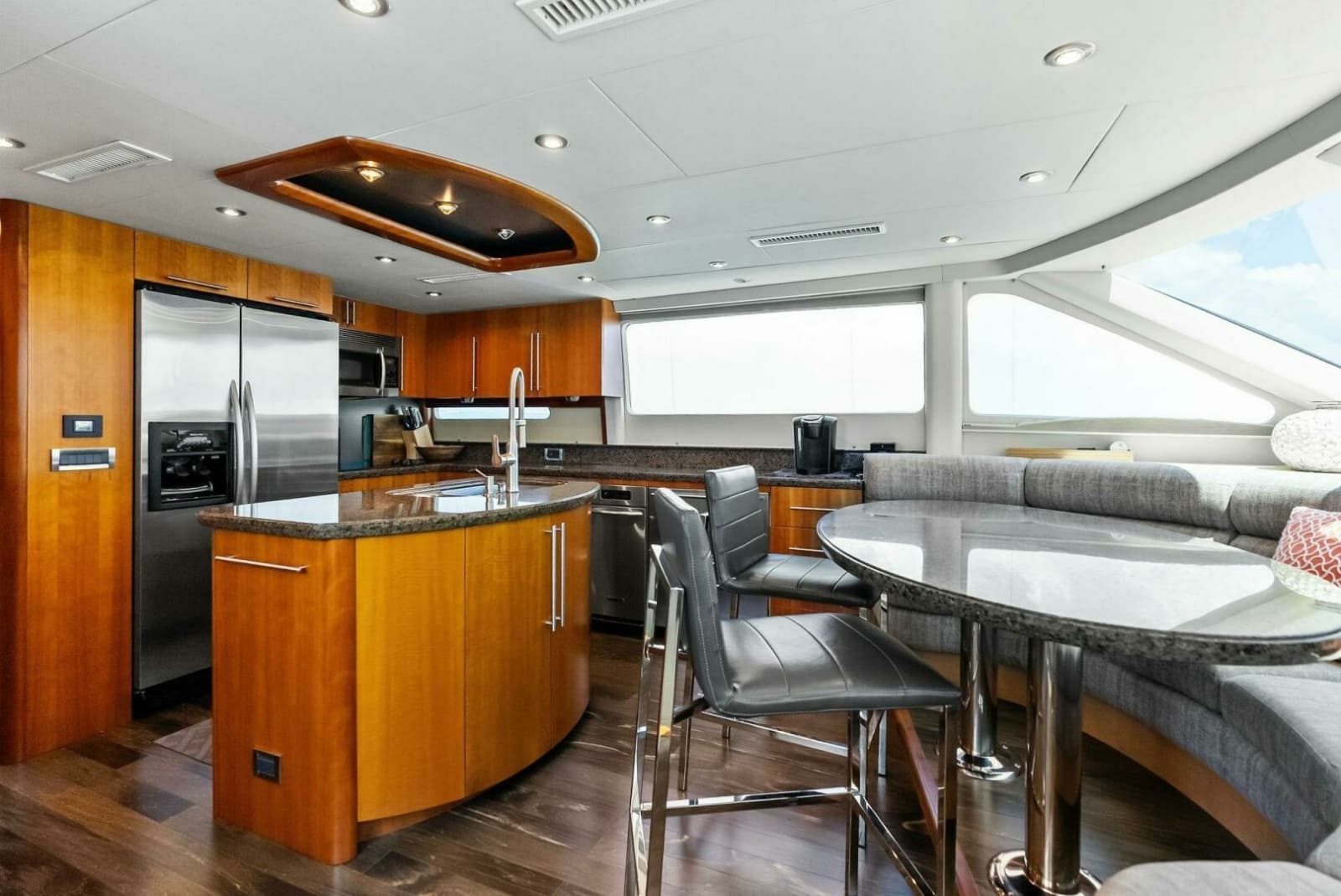 2006 Lazzara Yachts 84 Skylounge - Photo 59