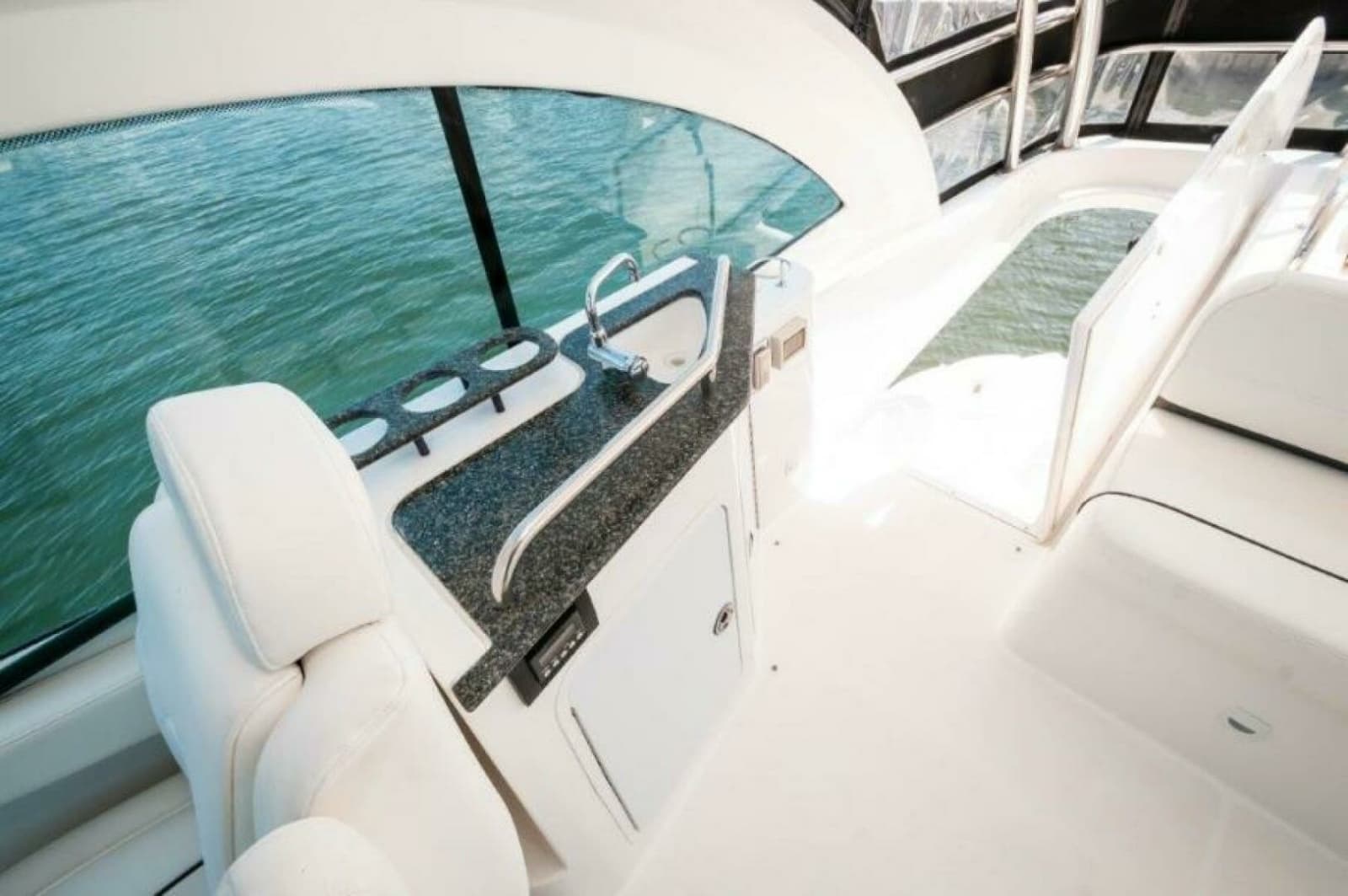 2006 Cruisers Yachts 477 Sport Sedan - Photo 26