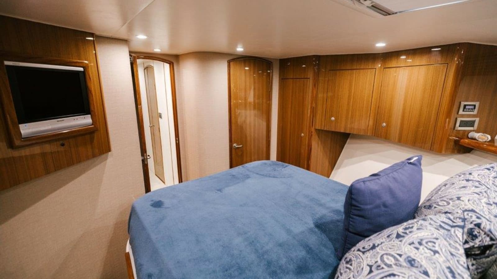 2007 Viking 64 Convertible - Photo 14
