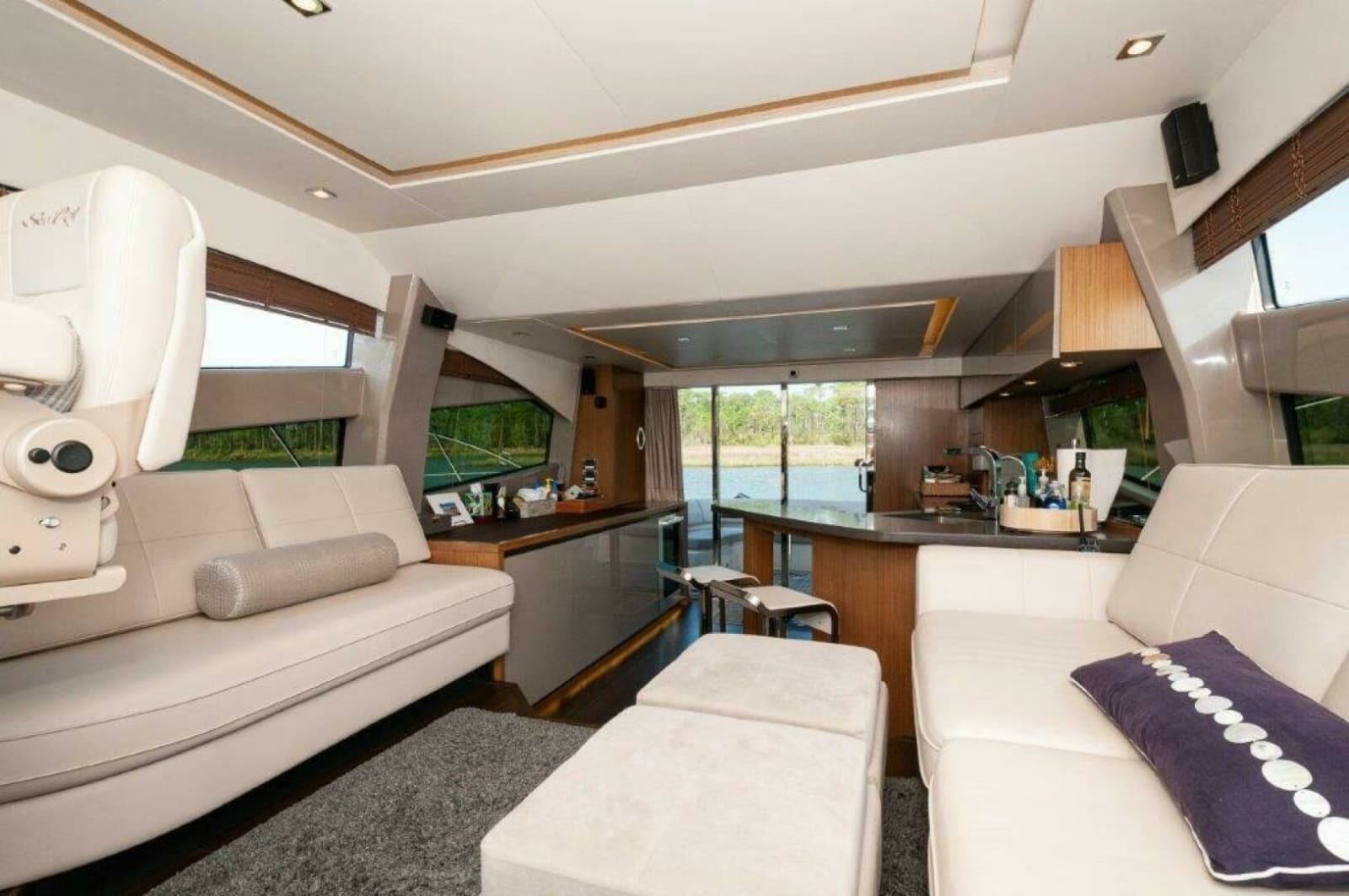 2018 Sea Ray L550 Flybridge - Photo 6