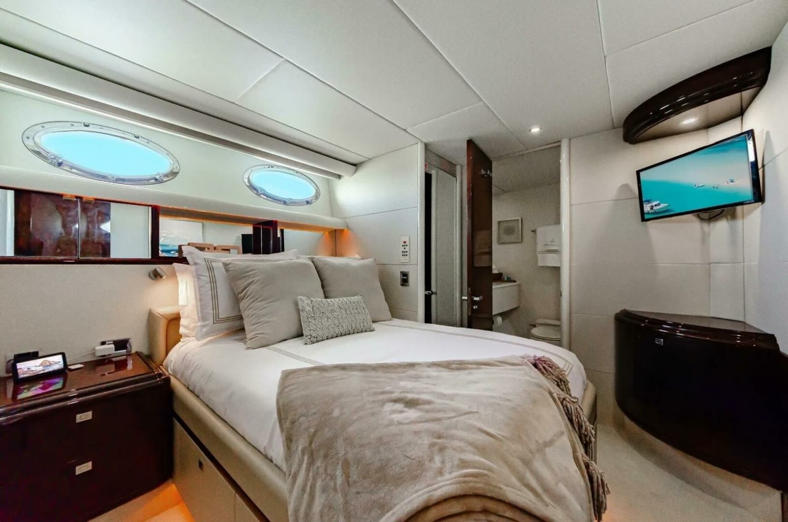 2001 Lazzara Yachts 94 Motor Yacht - Photo 71