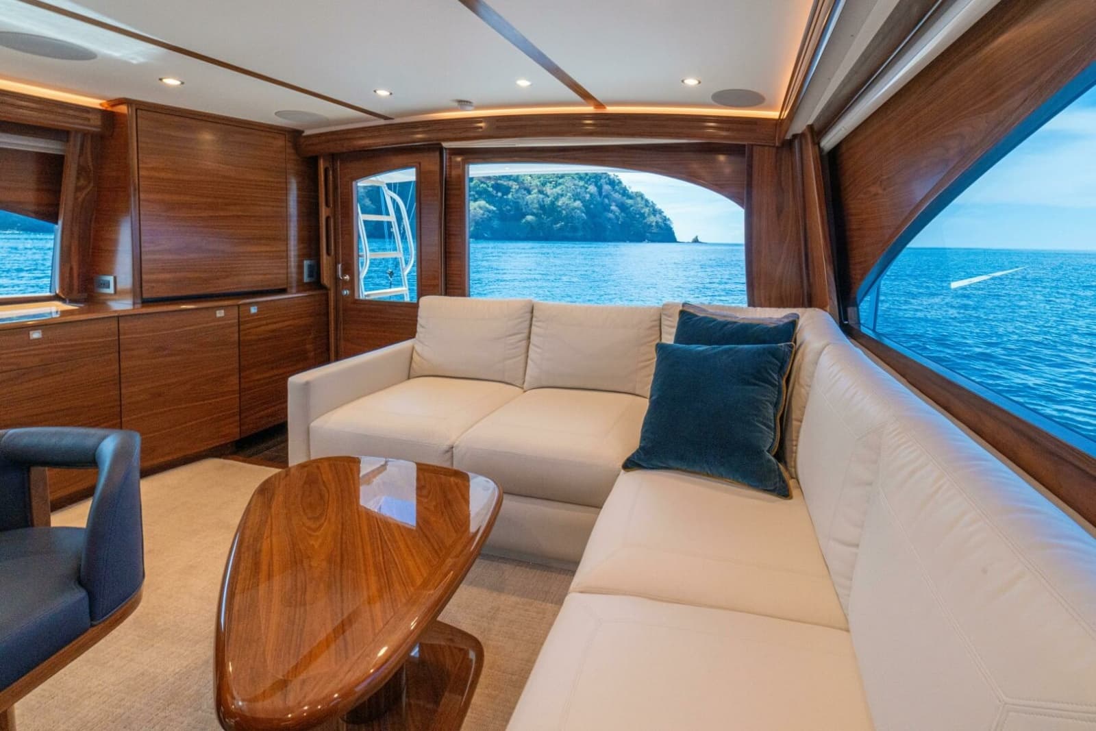 2025 Viking 58 Convertible - Photo 8