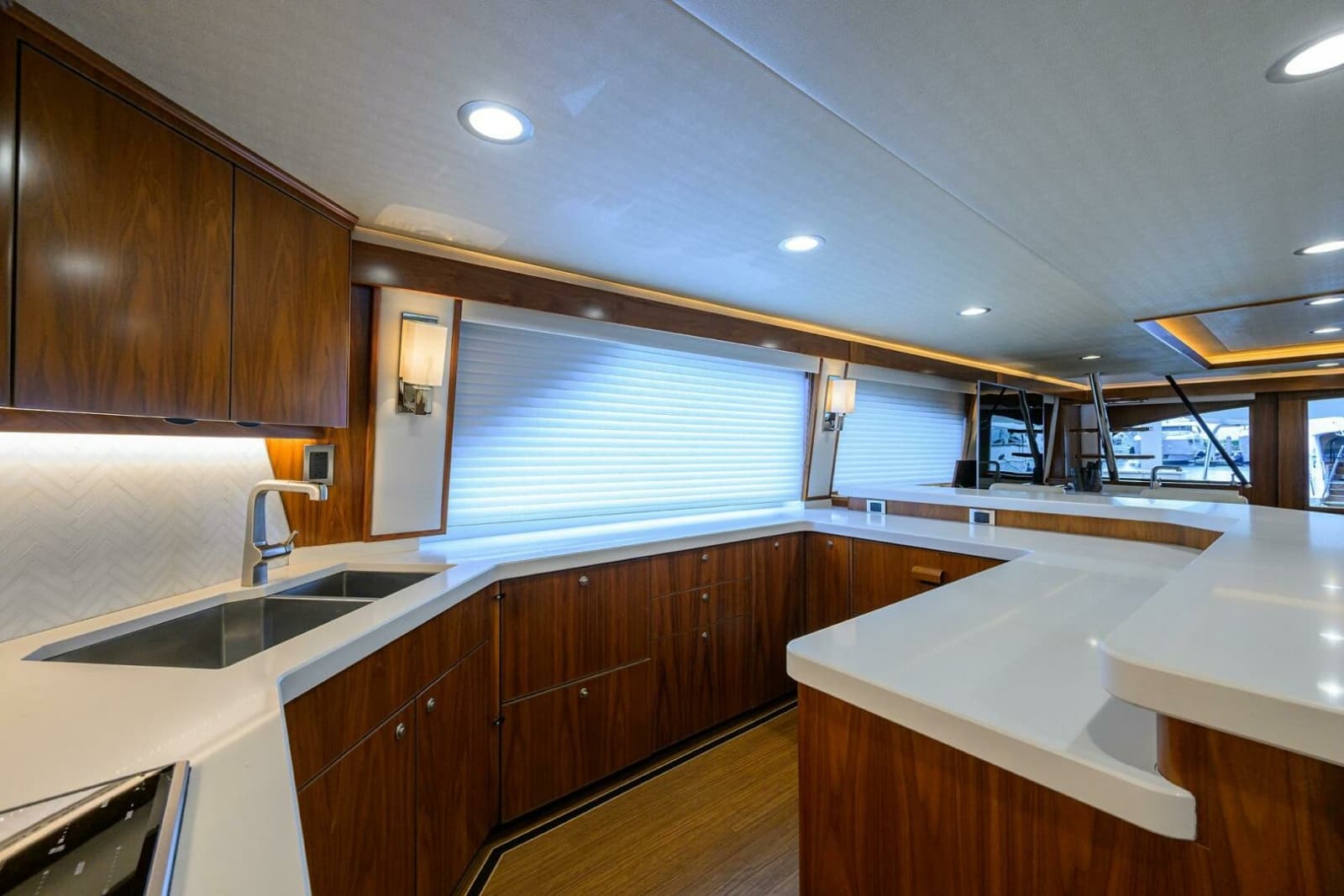 2017 Viking 92 Enclosed Bridge - Photo 40