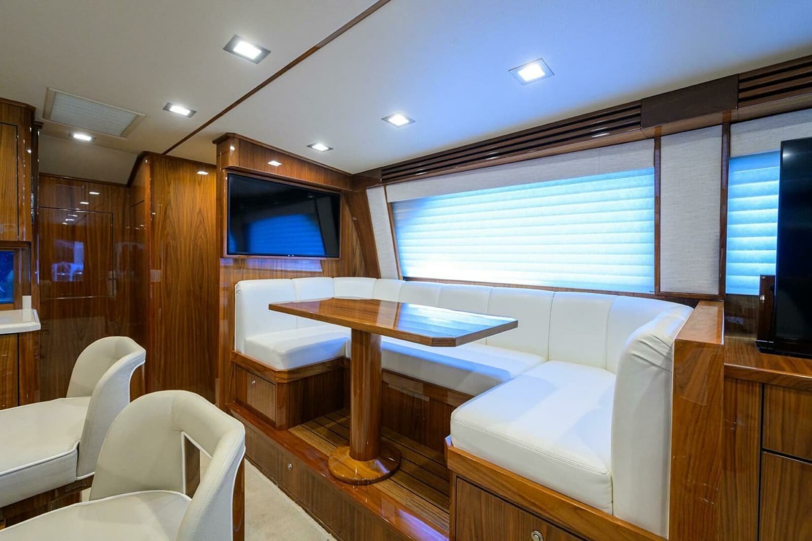 2021 Viking 72 Convertible - Photo 9