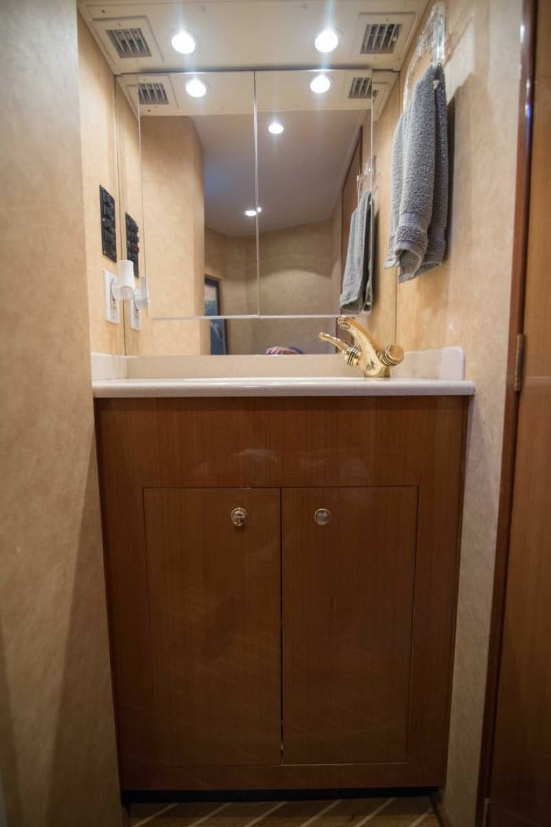 2001 Viking 50 Express - Photo 14