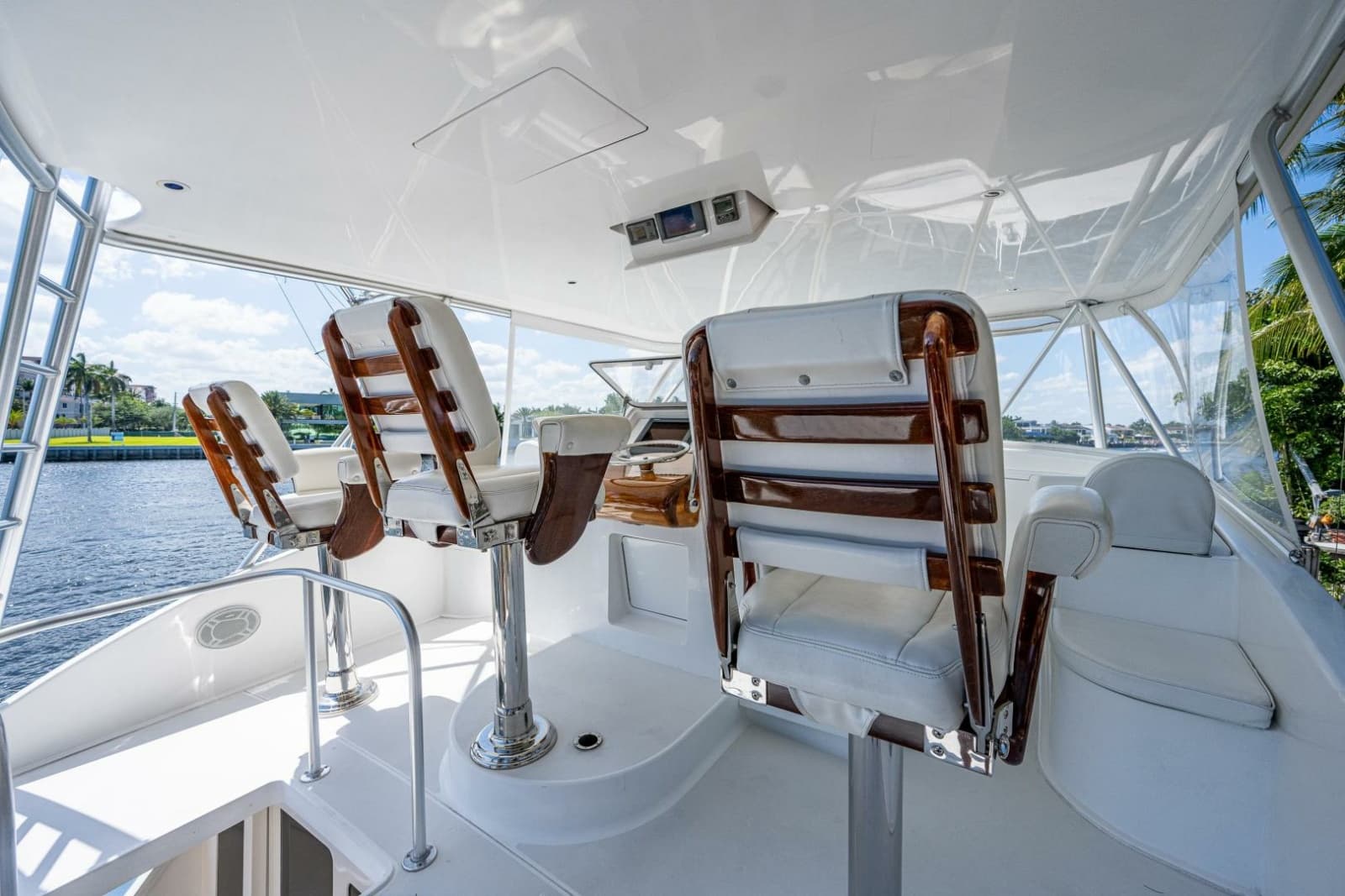2005 Viking 74 Convertible - Photo 33