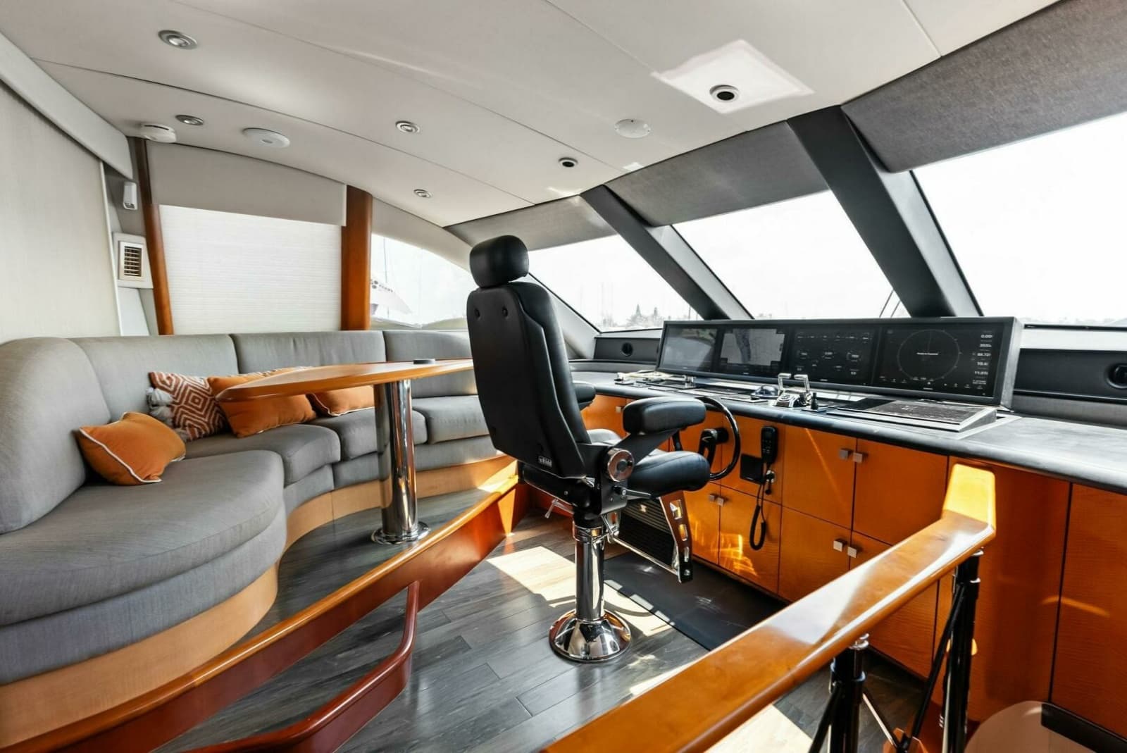 2006 Lazzara Yachts 84 Skylounge - Photo 3