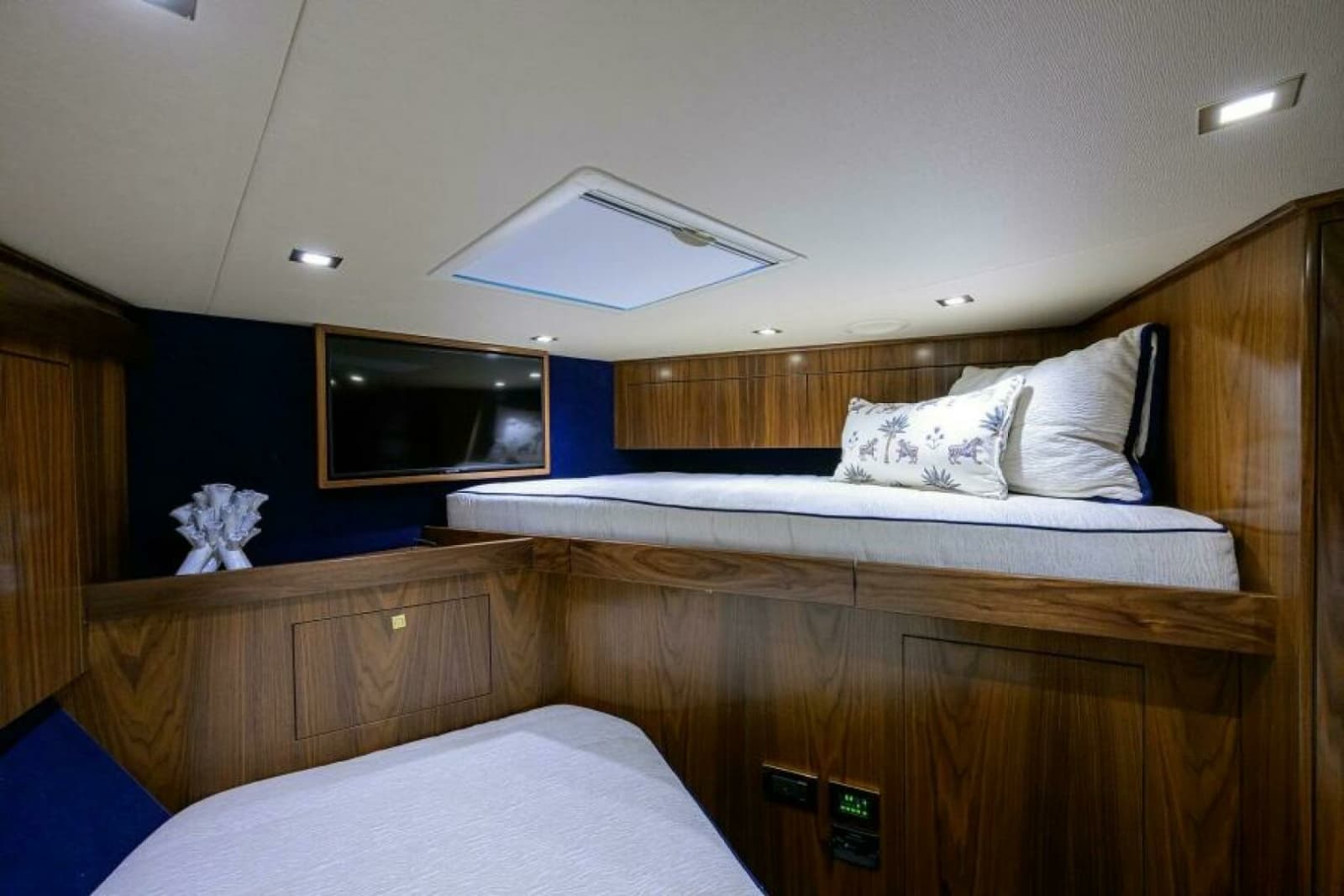 2024 Viking 80 Convertible - Photo 16