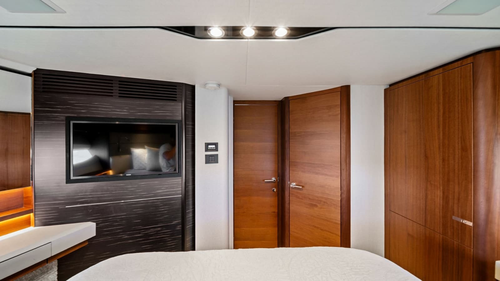 2019 Princess V65 - Photo 22