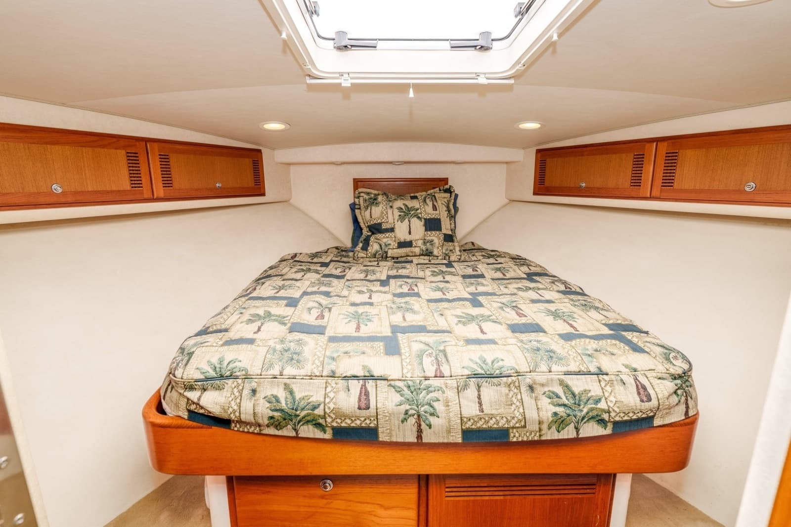 2005 Cabo 40 Express - Photo 8