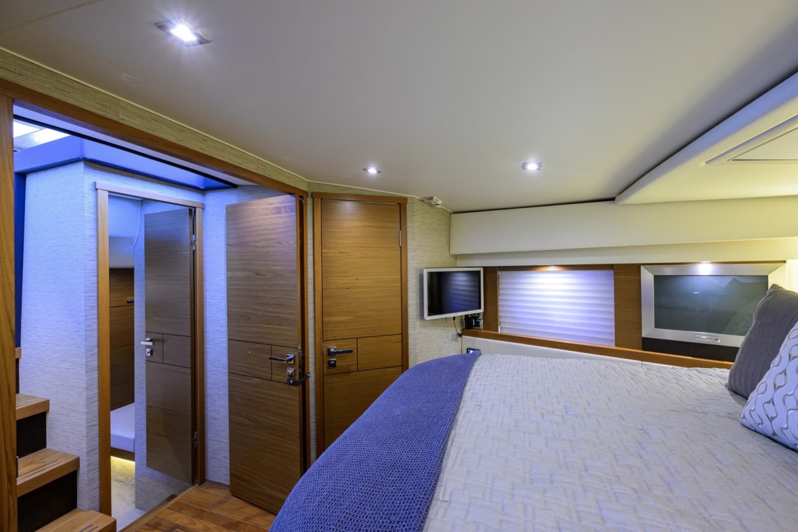 2017 Tiara Yachts 44 Flybridge - Photo 21