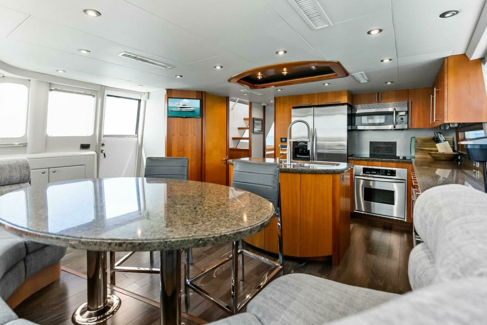 2006 Lazzara Yachts 84 Skylounge - Photo 9
