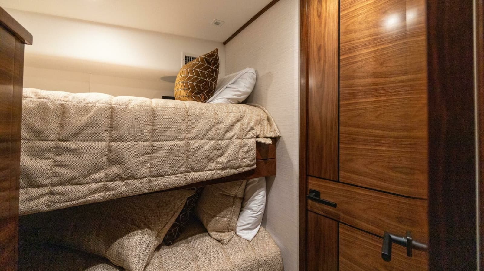 2025 Viking 82 Convertible - Photo 27