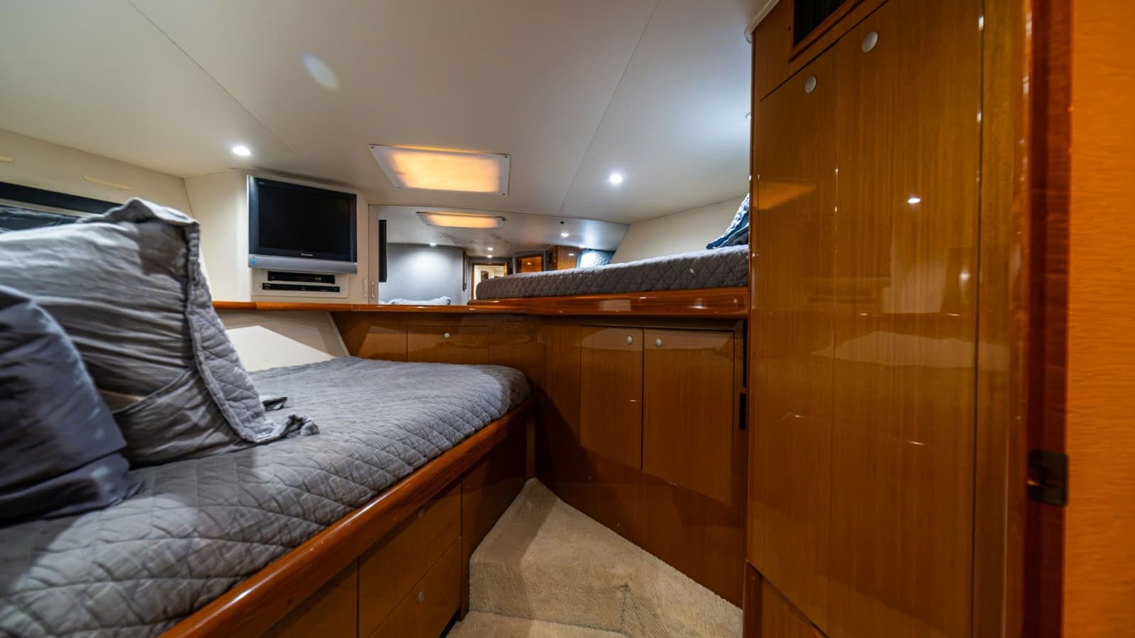 2001 Viking 61 Convertible - Photo 33