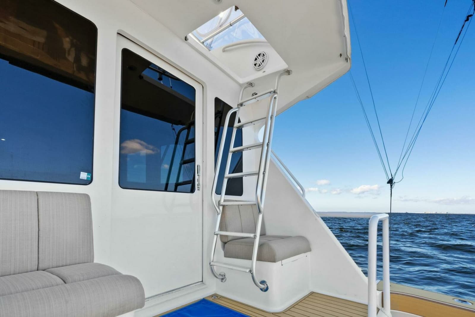 2002 Viking 65 Convertible - Photo 23