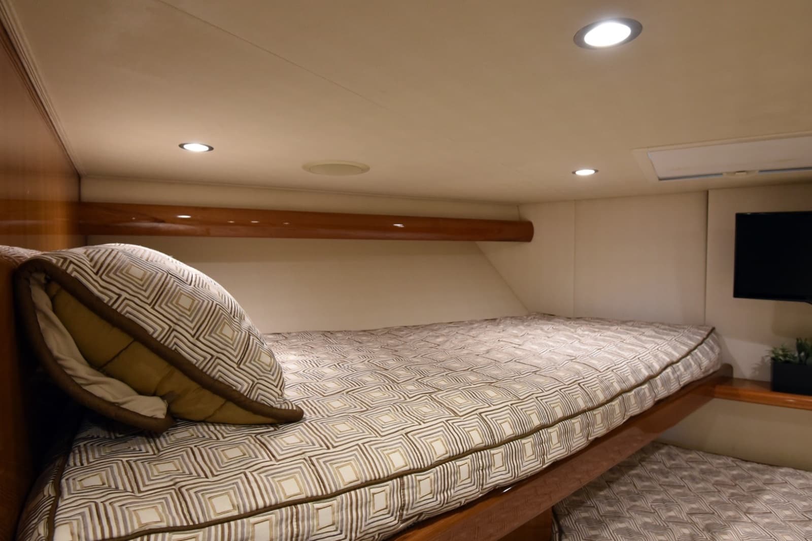 2016 Viking 55 Convertible - Photo 18
