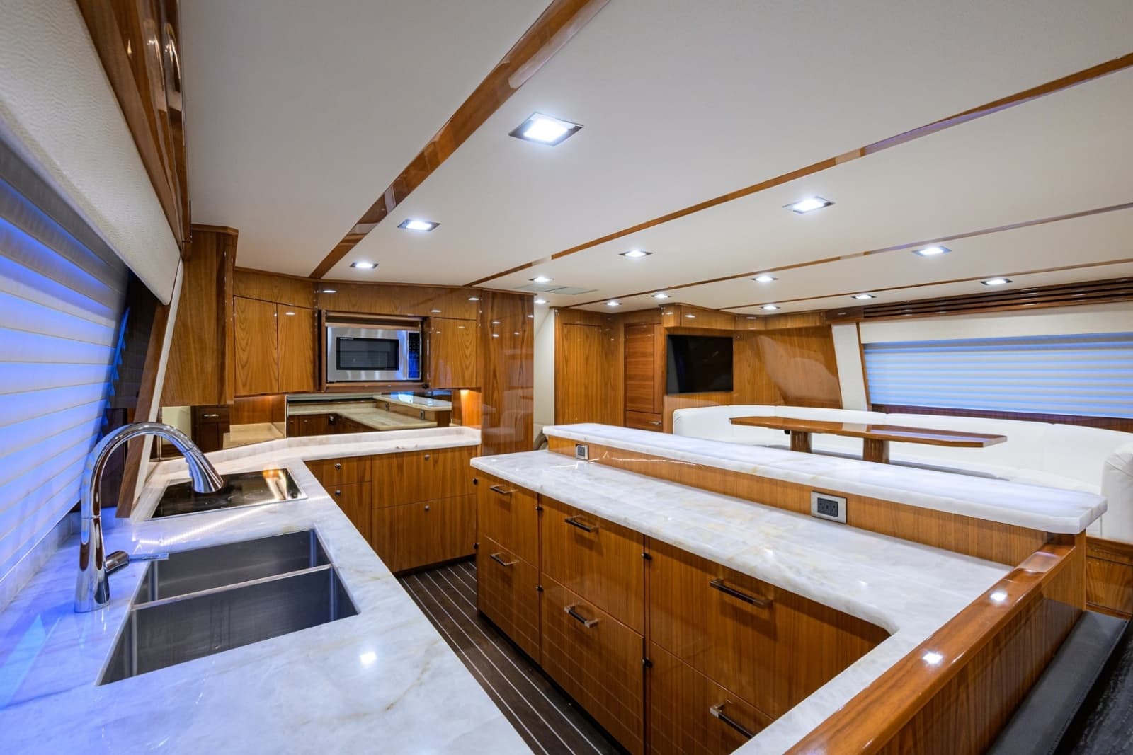 2023 Viking 80 Skybridge - Photo 8
