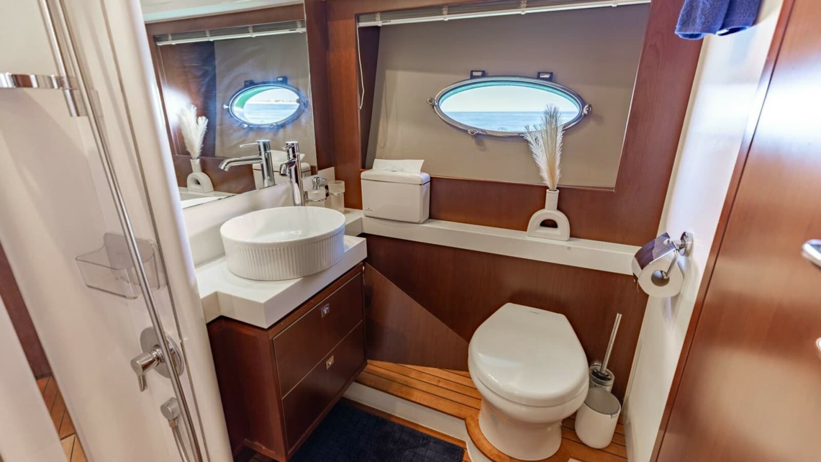 2011 Princess 64 - Photo 24