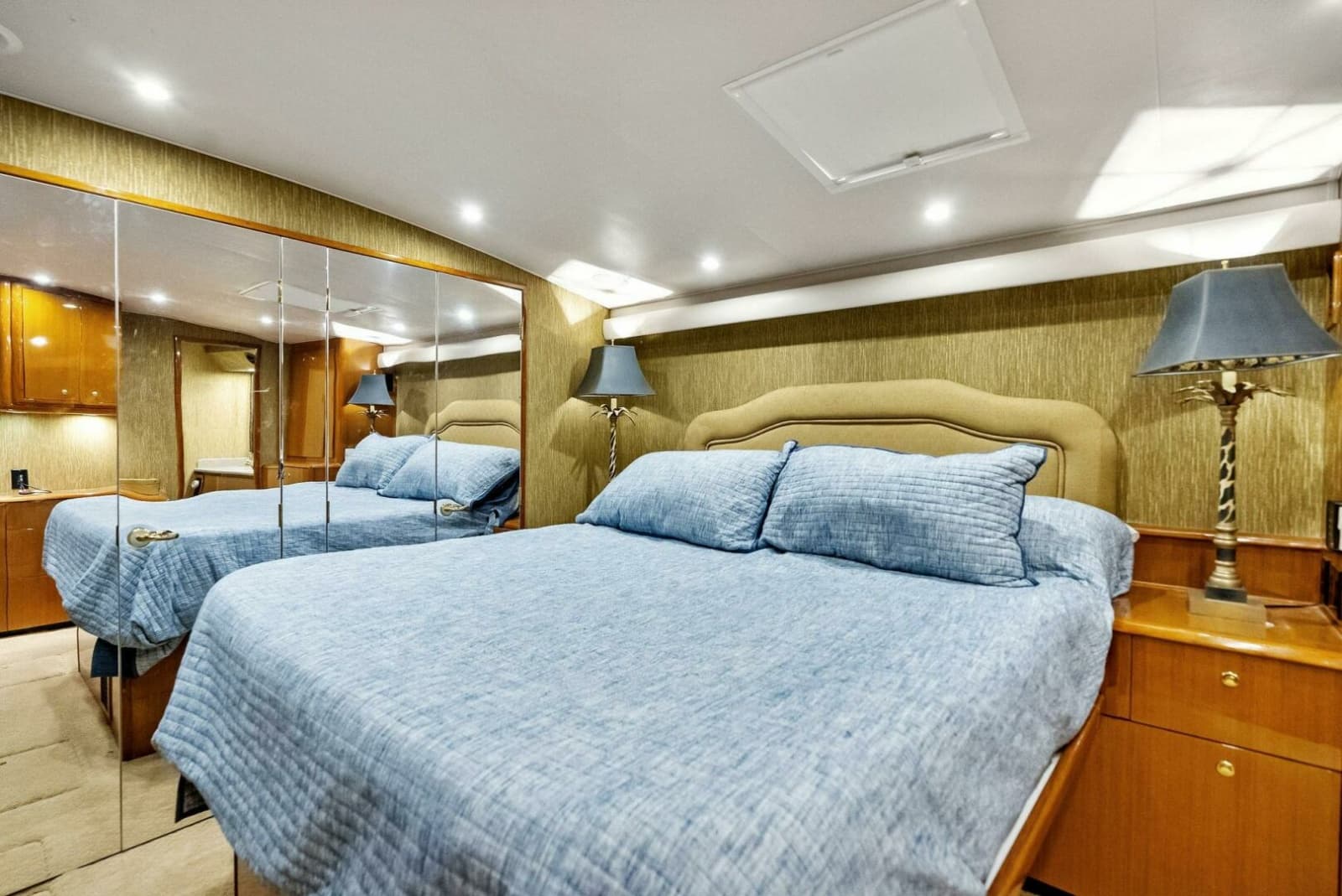 2002 Viking 65 Convertible - Photo 3