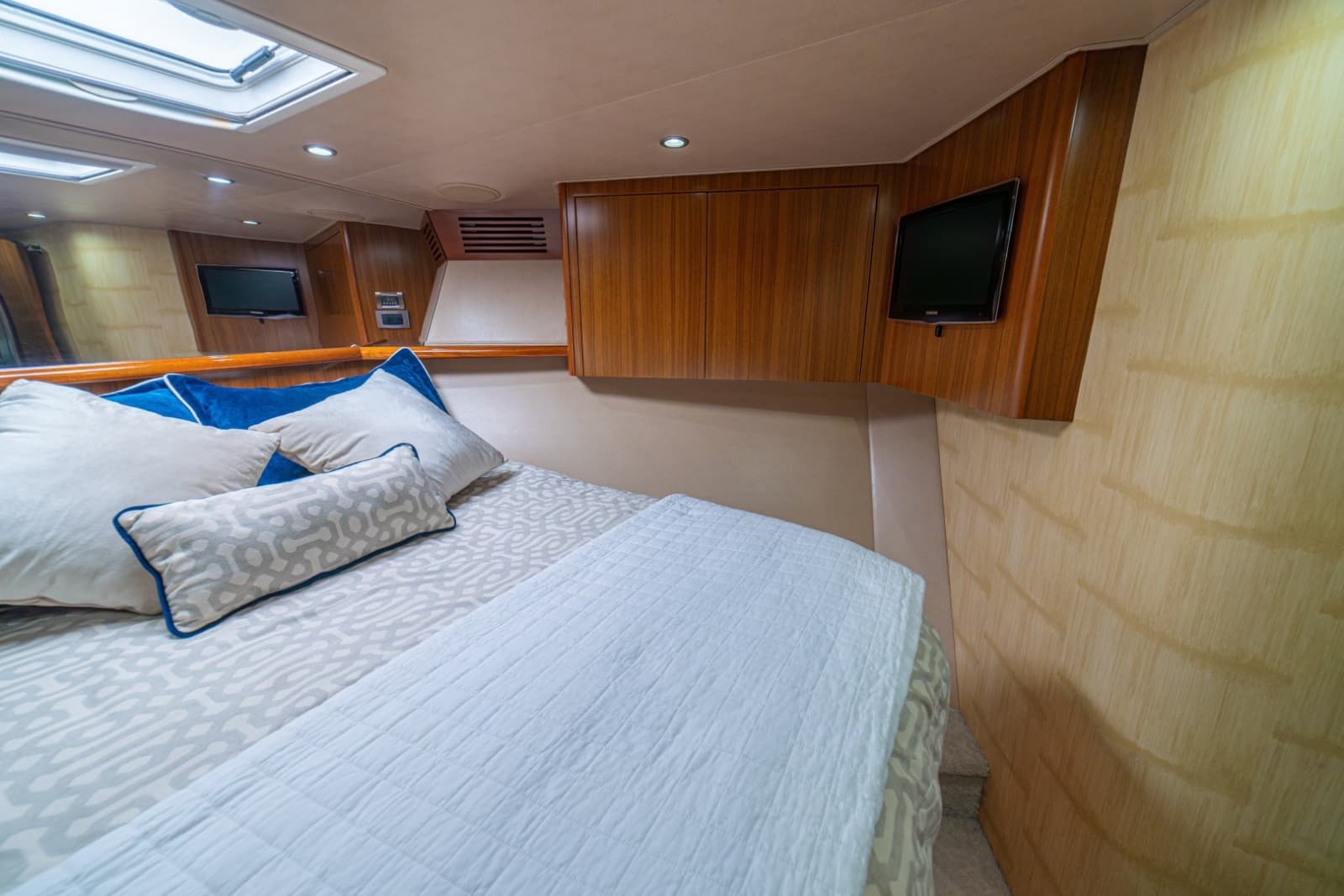 2012 Viking 60 Convertible - Photo 41