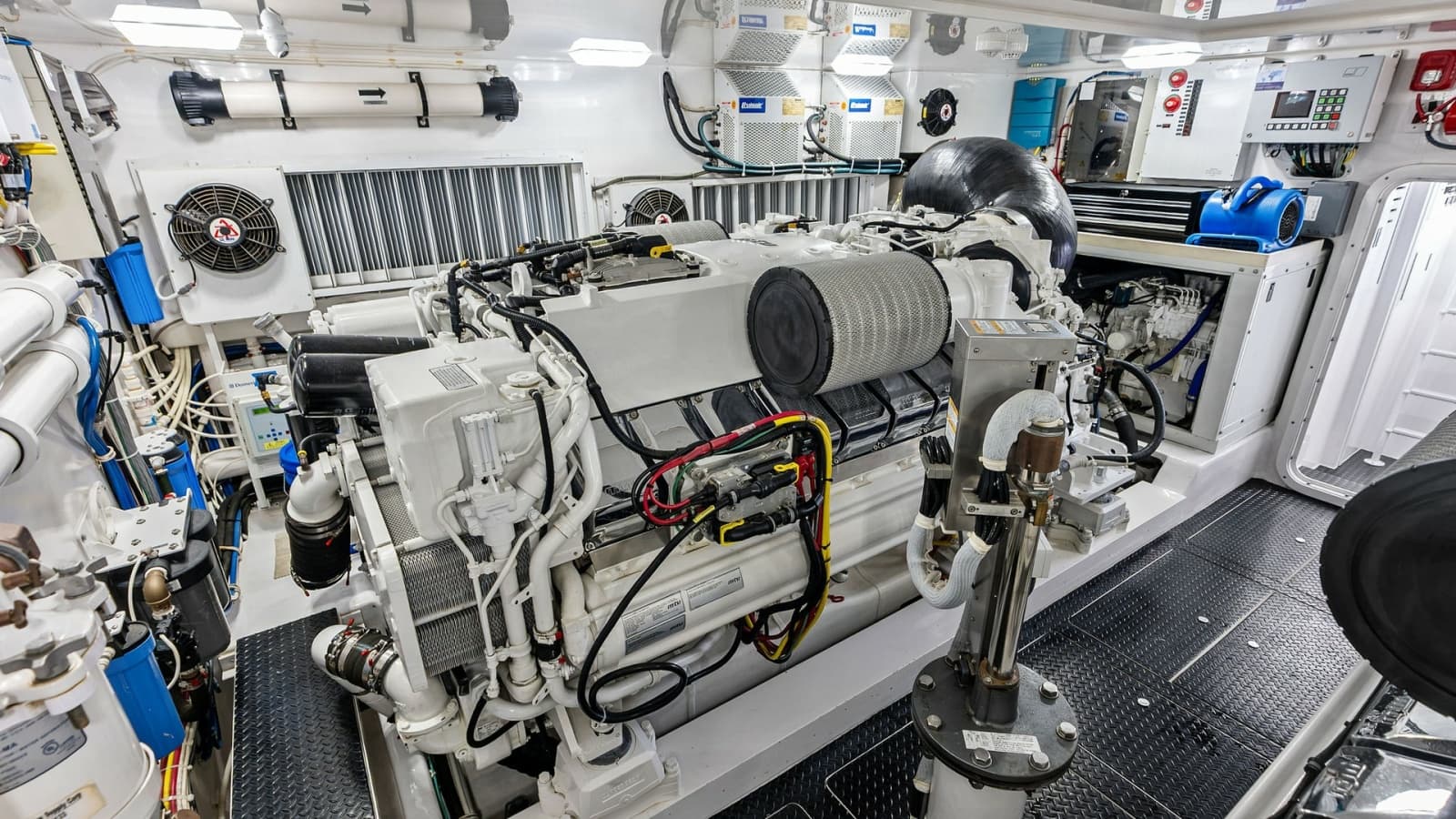 2017 Viking 80 Convertible - Photo 69