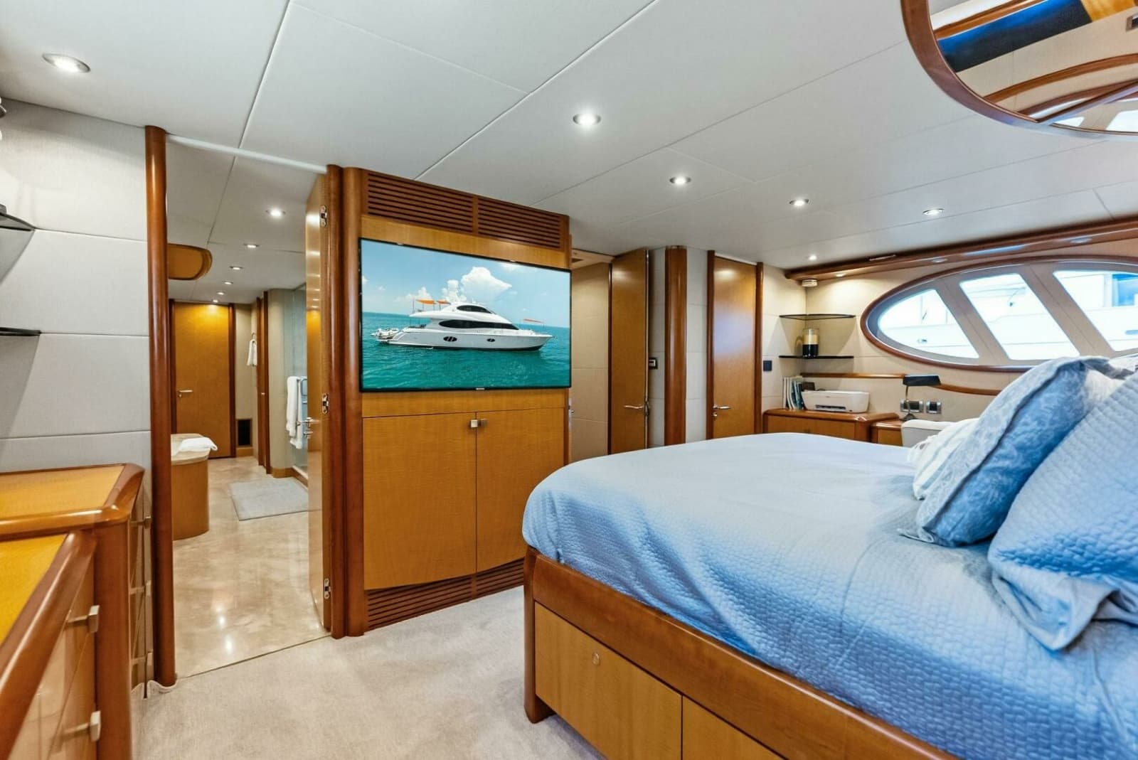 2006 Lazzara Yachts 84 Skylounge - Photo 109