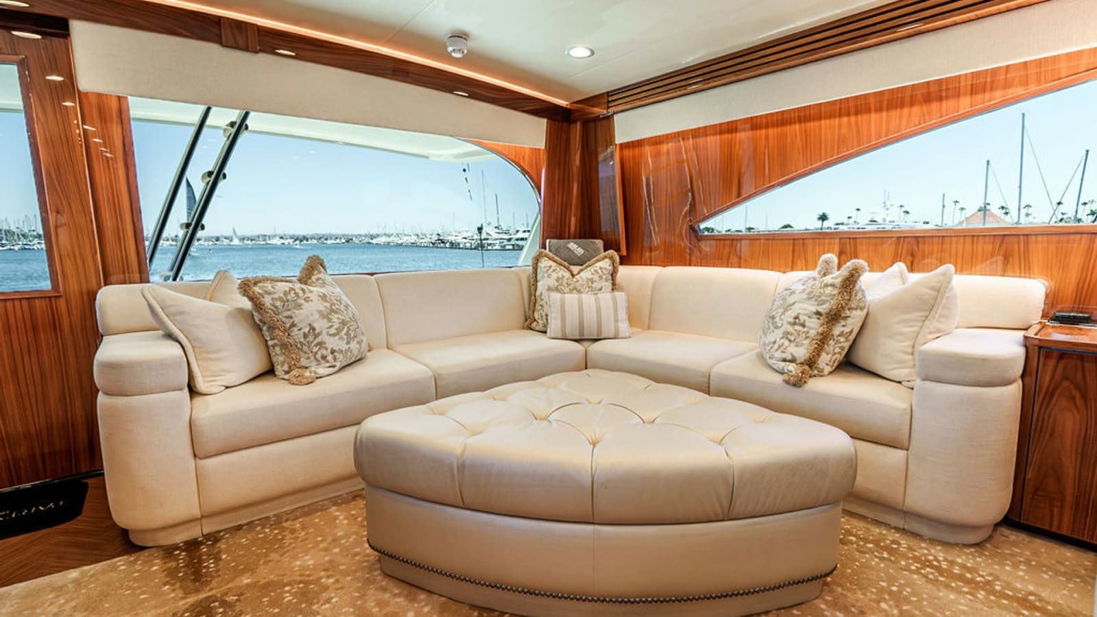 2019 Viking 80 Skybridge - Photo 9