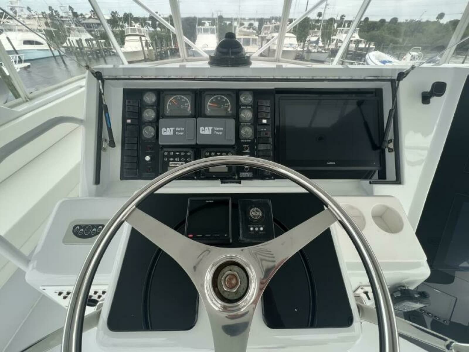 1999 Hatteras 60 Convertible - Photo 20