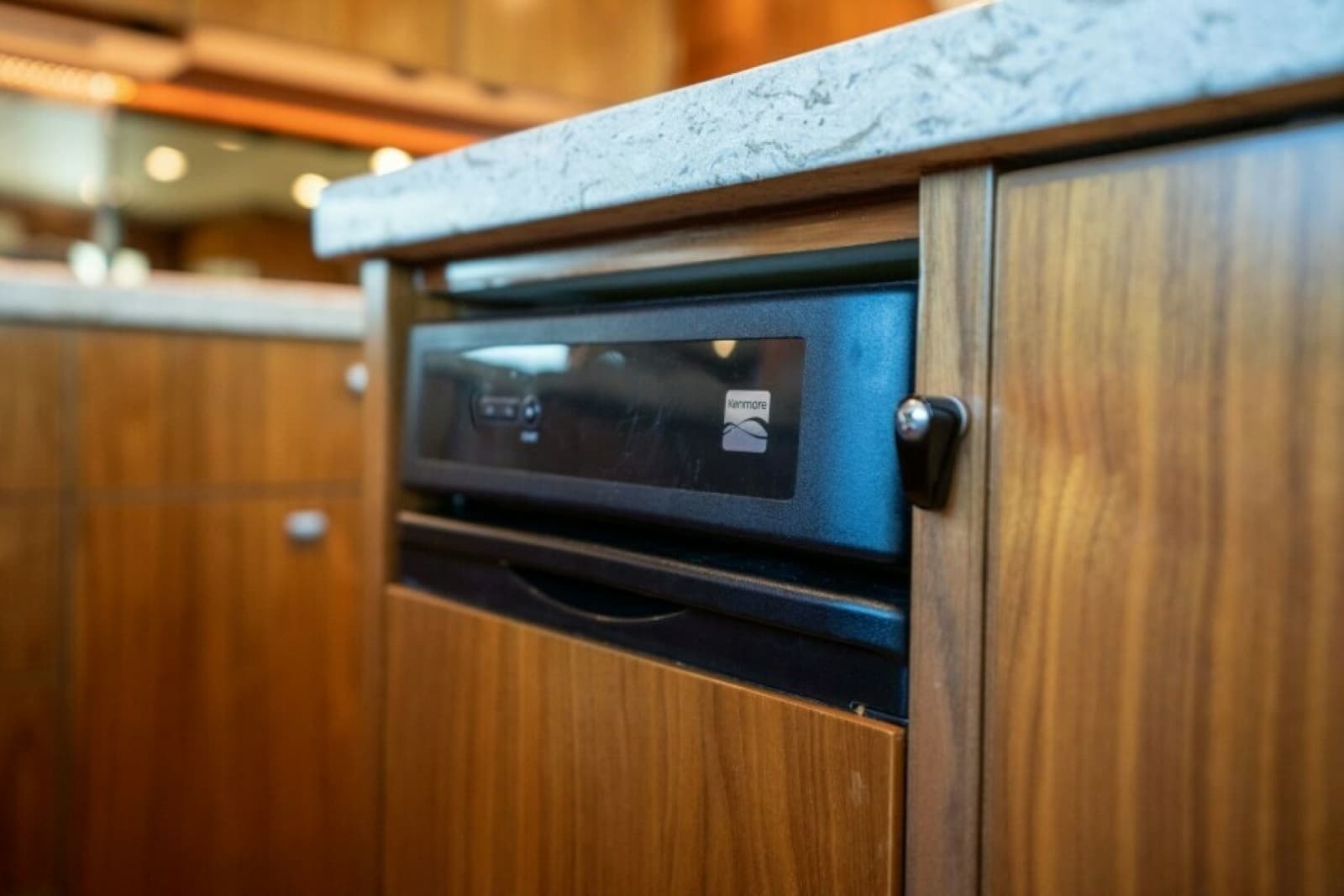 2018 Viking 72 Convertible - Photo 33
