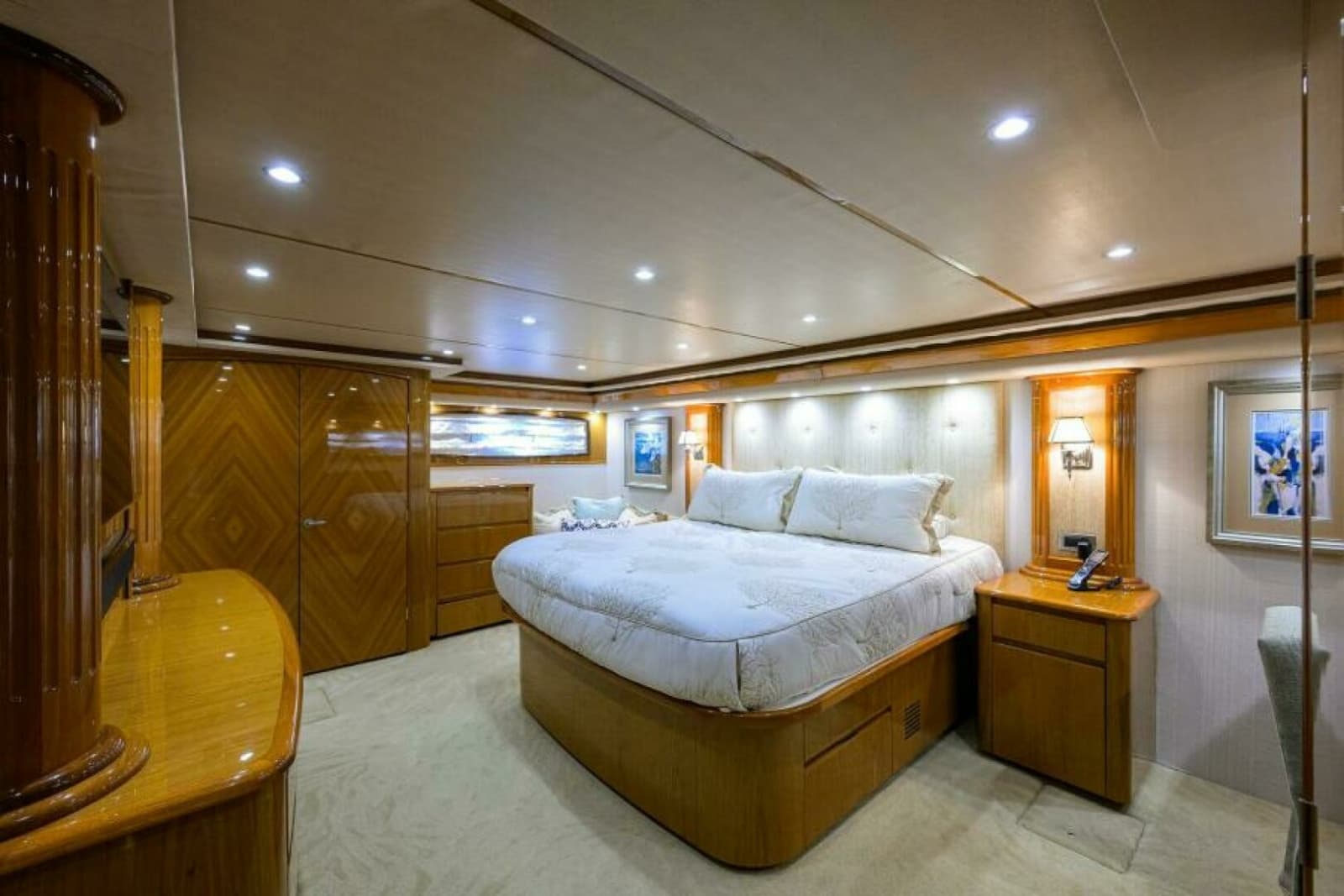 2013 Viking 82 Convertible - Photo 9
