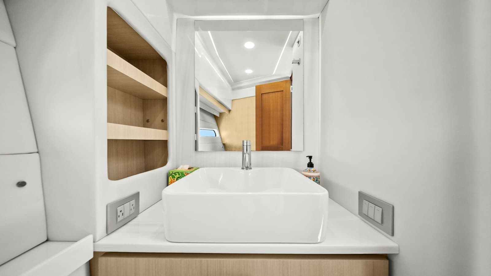2025 Regal 38 XO - Photo 31