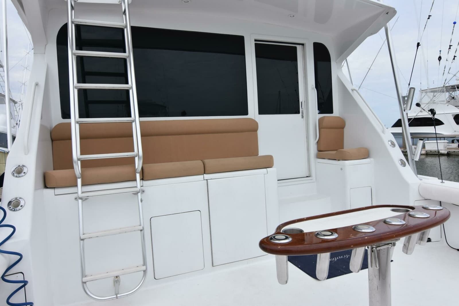 1999 Viking 58 Convertible - Photo 6