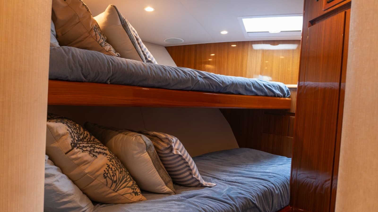 2009 Viking 50 Convertible - Photo 29