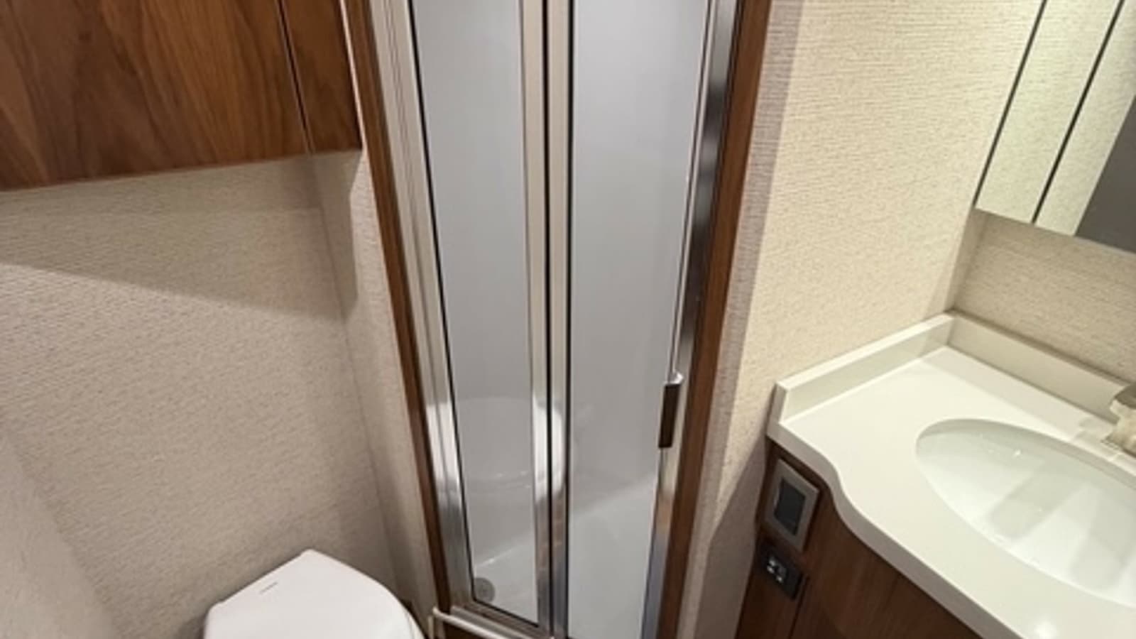 2022 Viking 68 Convertible - Photo 37