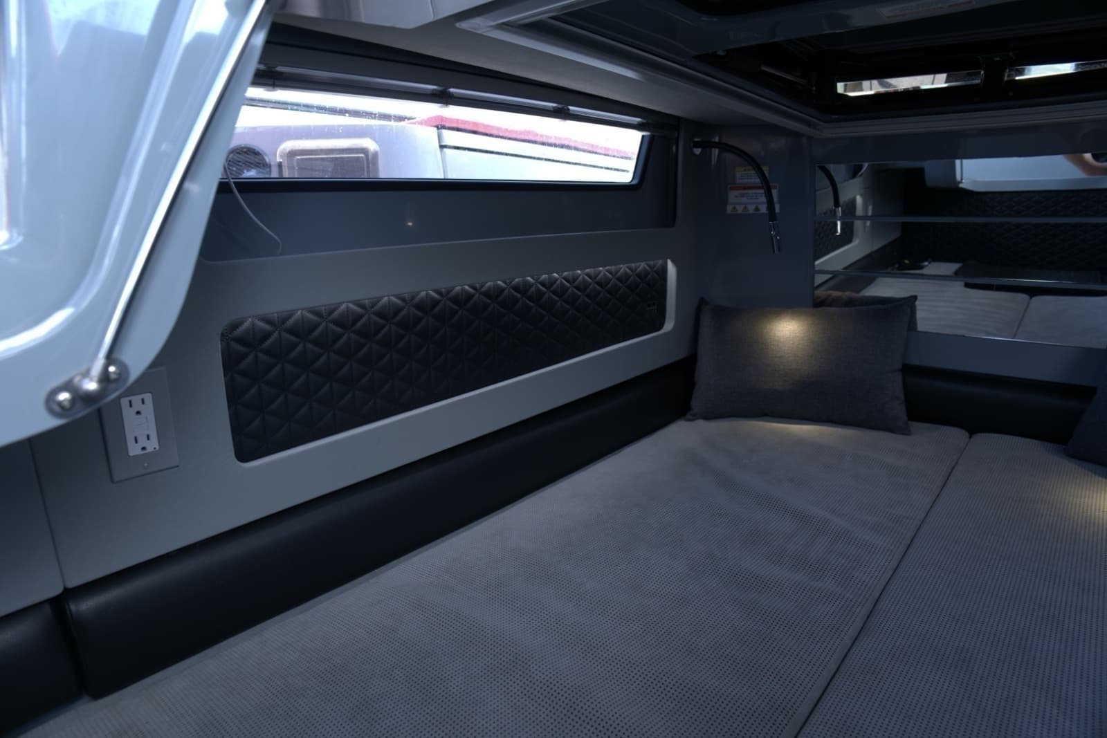 2023 Axopar 31 Brabus Shadow 500 - Photo 12
