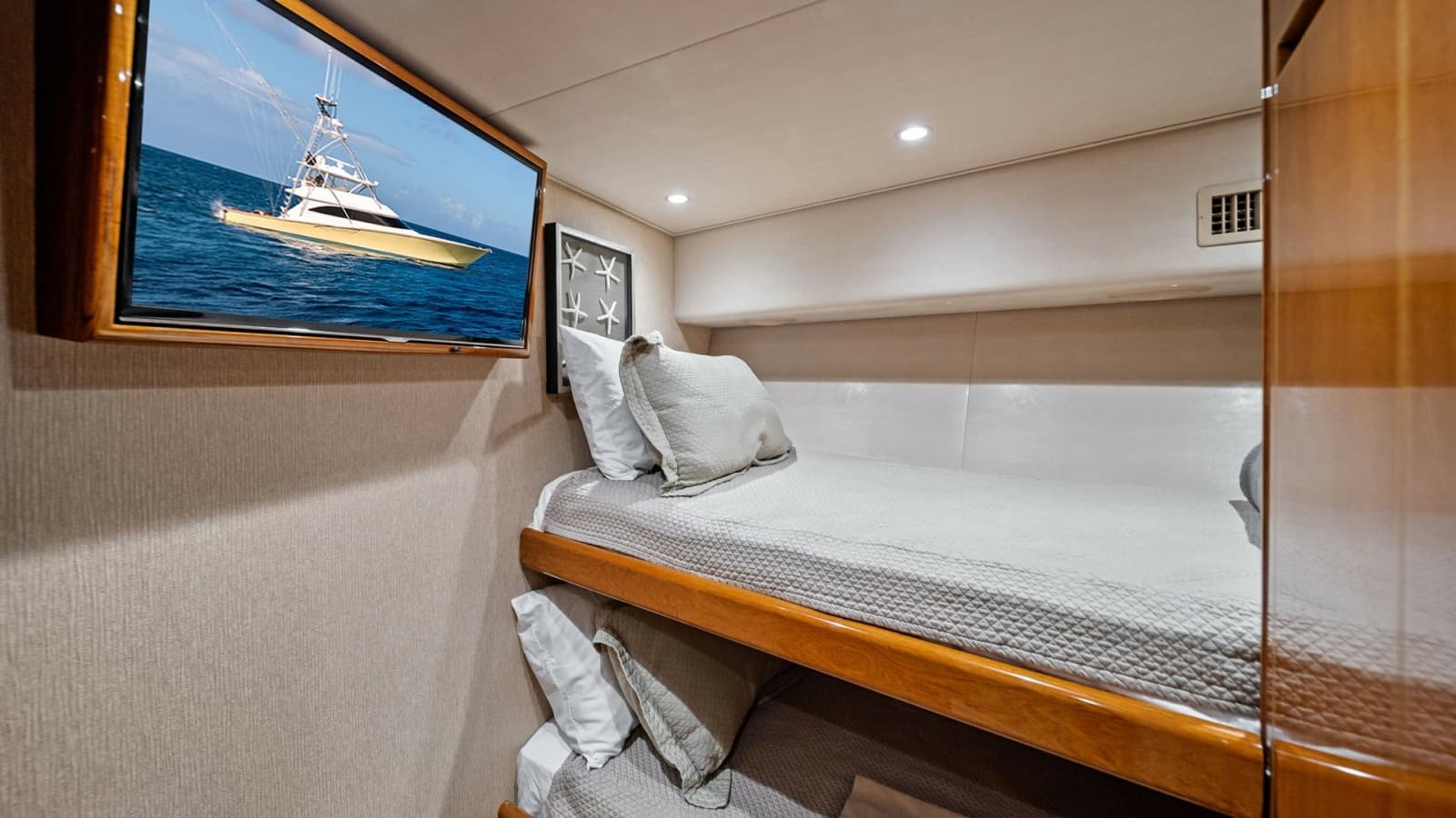 2015 Viking 70 Convertible  - Photo 33