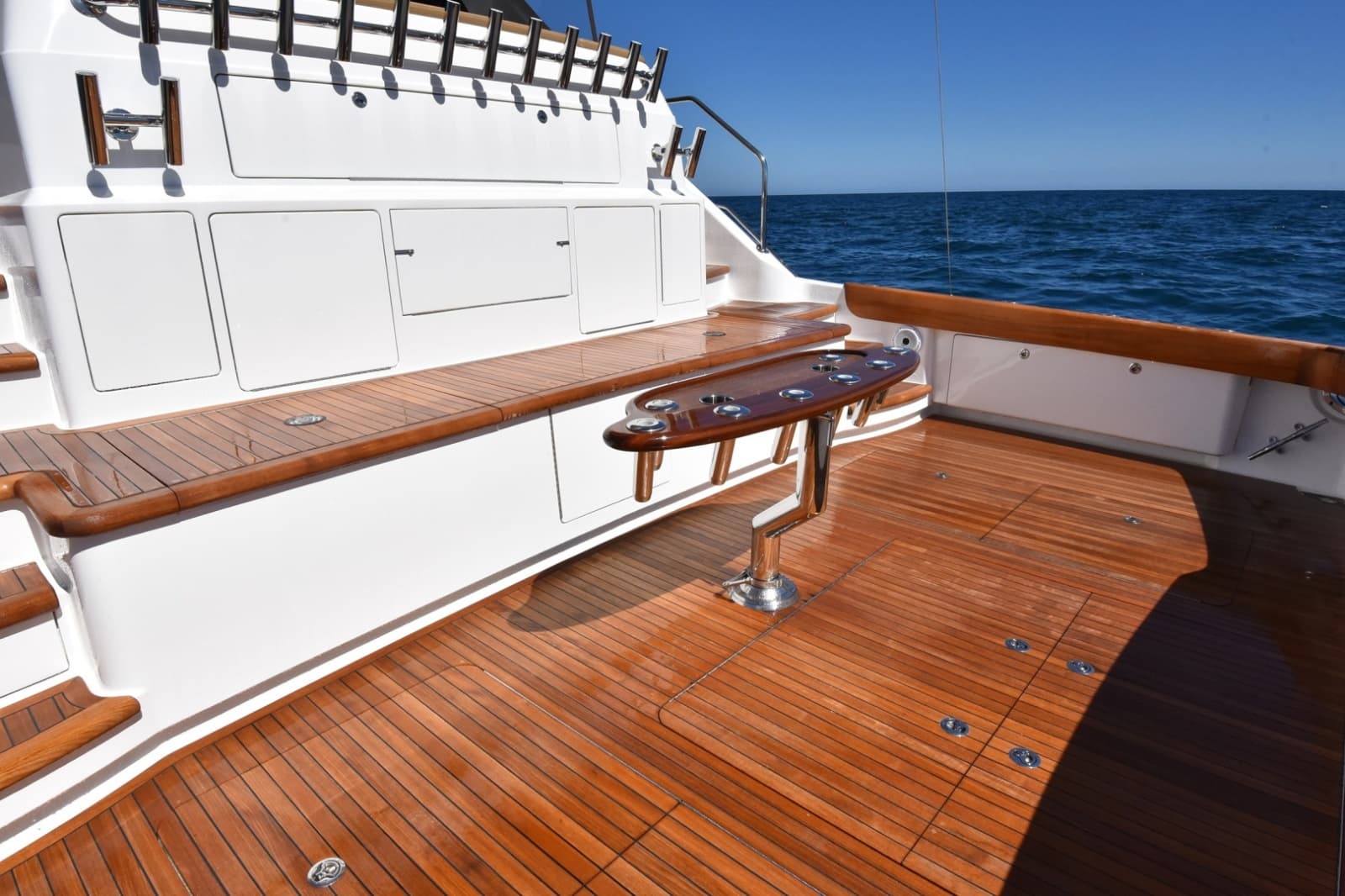 2024 Viking 90 Skybridge - Photo 33