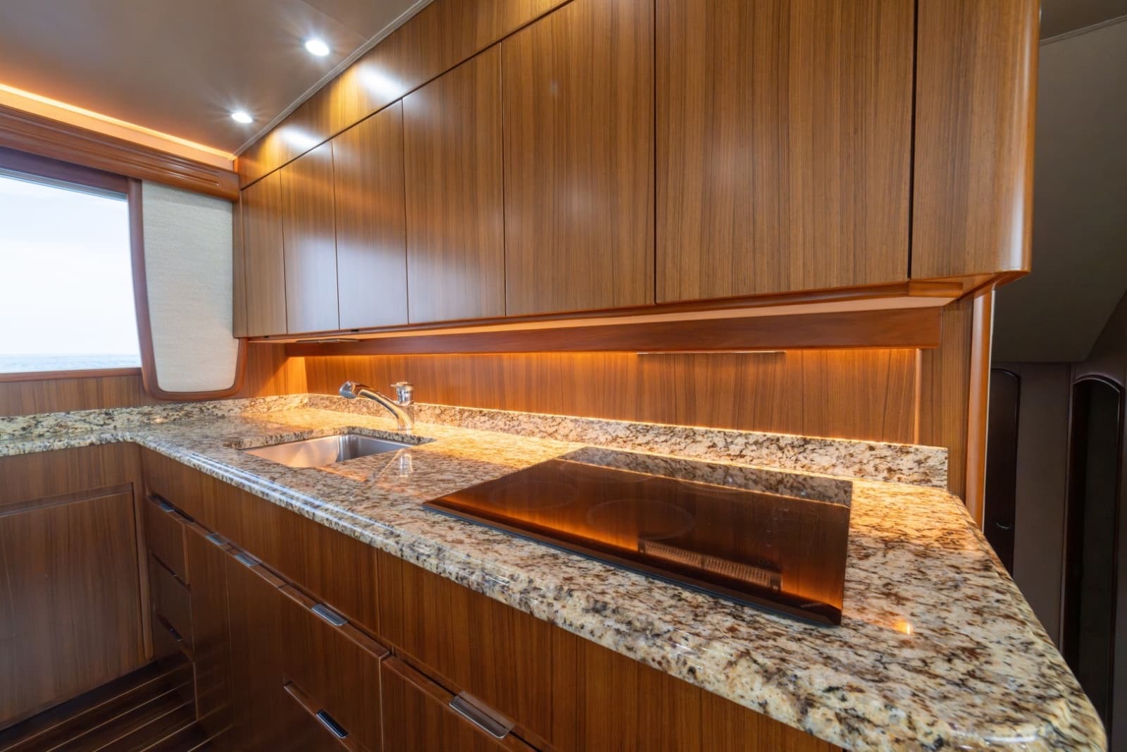 2012 Viking 60 Convertible - Photo 34