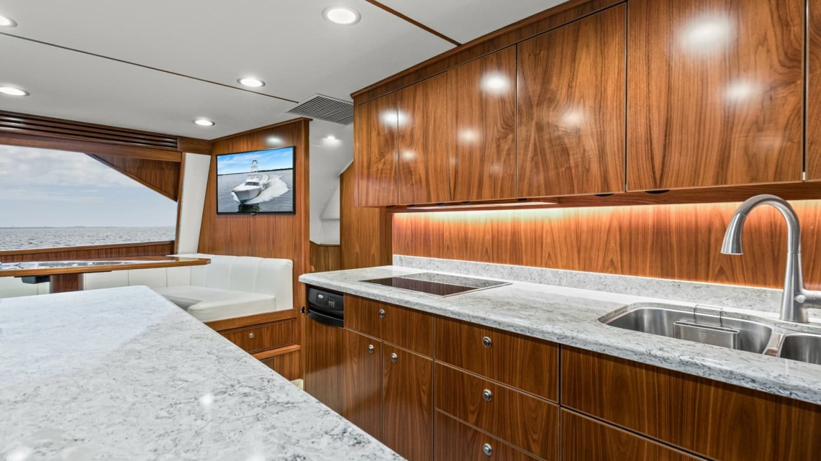 2020 Viking 68 Convertible - Photo 9