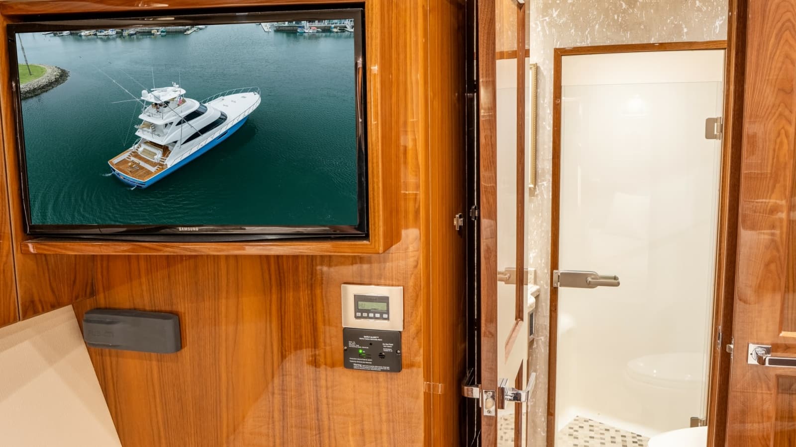 2020 Viking 92 Skybridge - Photo 23