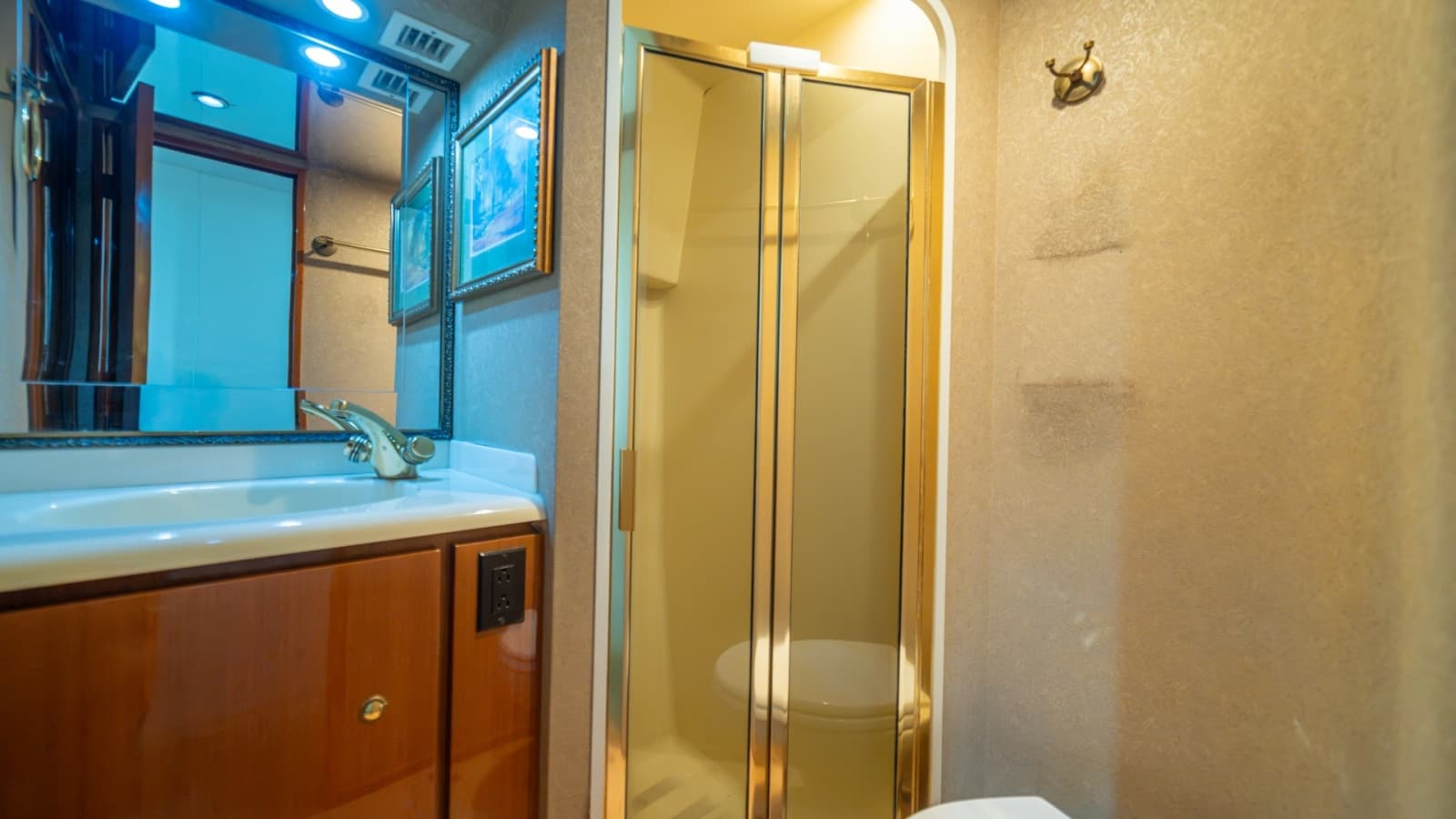 2002 Viking 61 Convertible - Photo 21