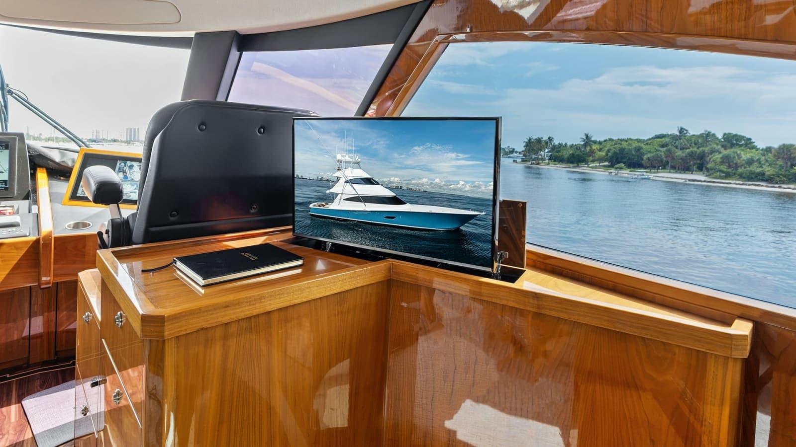 2017 Viking 80 Convertible - Photo 42